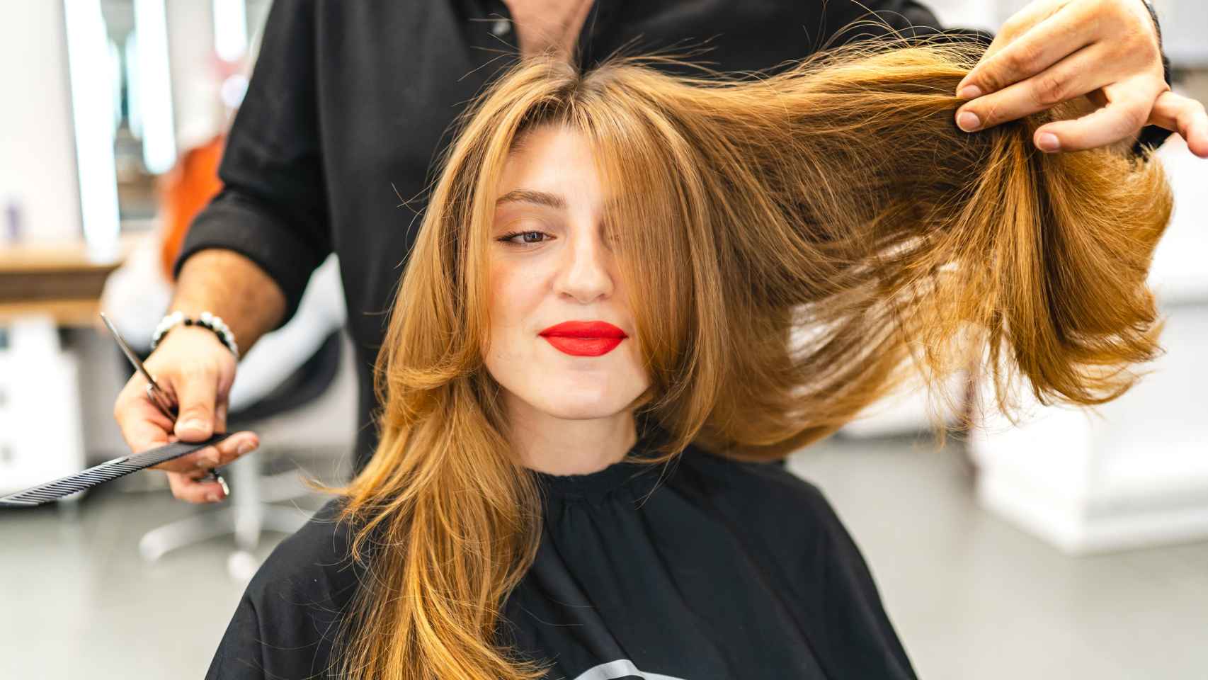 Mujer en la peluquería cortándose el pelo.