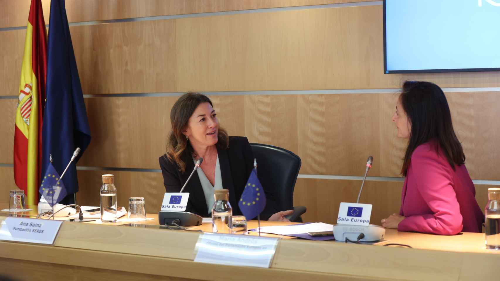 La directora general de Fundación SERES, Ana Sainz, en conversación con María Andrés Marín, directora de la Oficina del Parlamento Europeo en España.