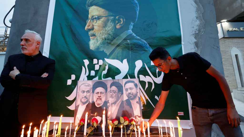 Altar dedicado al presidente iraní Ebrahim Raisi y otras personas, ante la embajada iraní, en Bagdad.