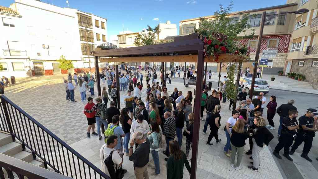 Un buen número de vecinos se han reunido en la plaza del Ayuntamiento en señal de luto.