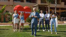 Carlos Sobera y el equipo de 'First Dates Hotel'.