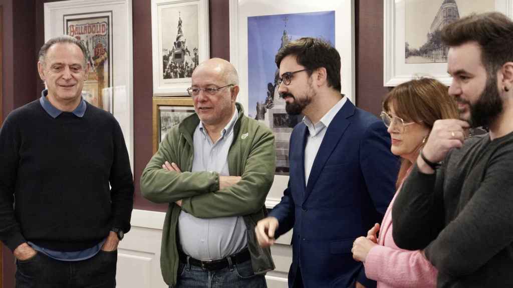 El cabeza de lista a las elecciones europeas por Izquierda Española, Guillermo del Valle, ofrece un desayuno informativo junto a otros miembros de la candidatura, Francisco Igea Arisqueta, Pedro García y Soraya Rodríguez.