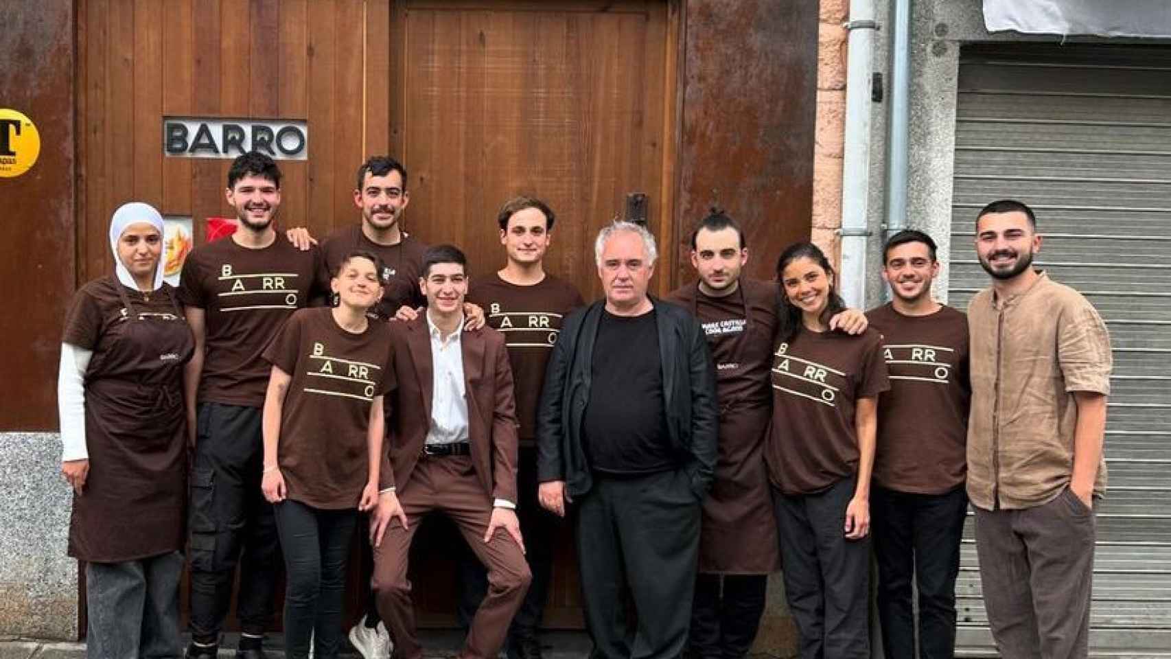 Ferran Adrià con el equipo del restaurante Barro