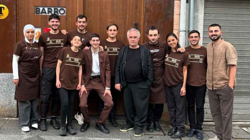 Ferran Adrià con el equipo del restaurante Barro