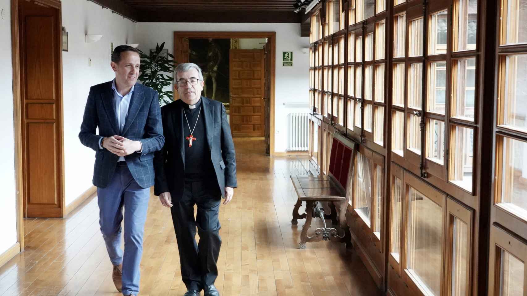 El presidente de la Diputación de Valladolid, Conrado Íscar, y el arzobispo de Valladolid, Luis Argüello, firman este lunes un convenio