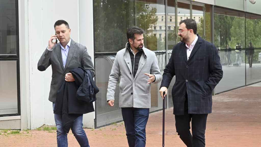 El presidente del Principado de Asturias, Adrián Barbón, visita el Museo de la Evolución Humana acompañado por el secretario general del PSOE de Castilla y León, Luis Tudanca, y el secretario general de la Agrupación Local socialista de Burgos, Daniel de la Rosa