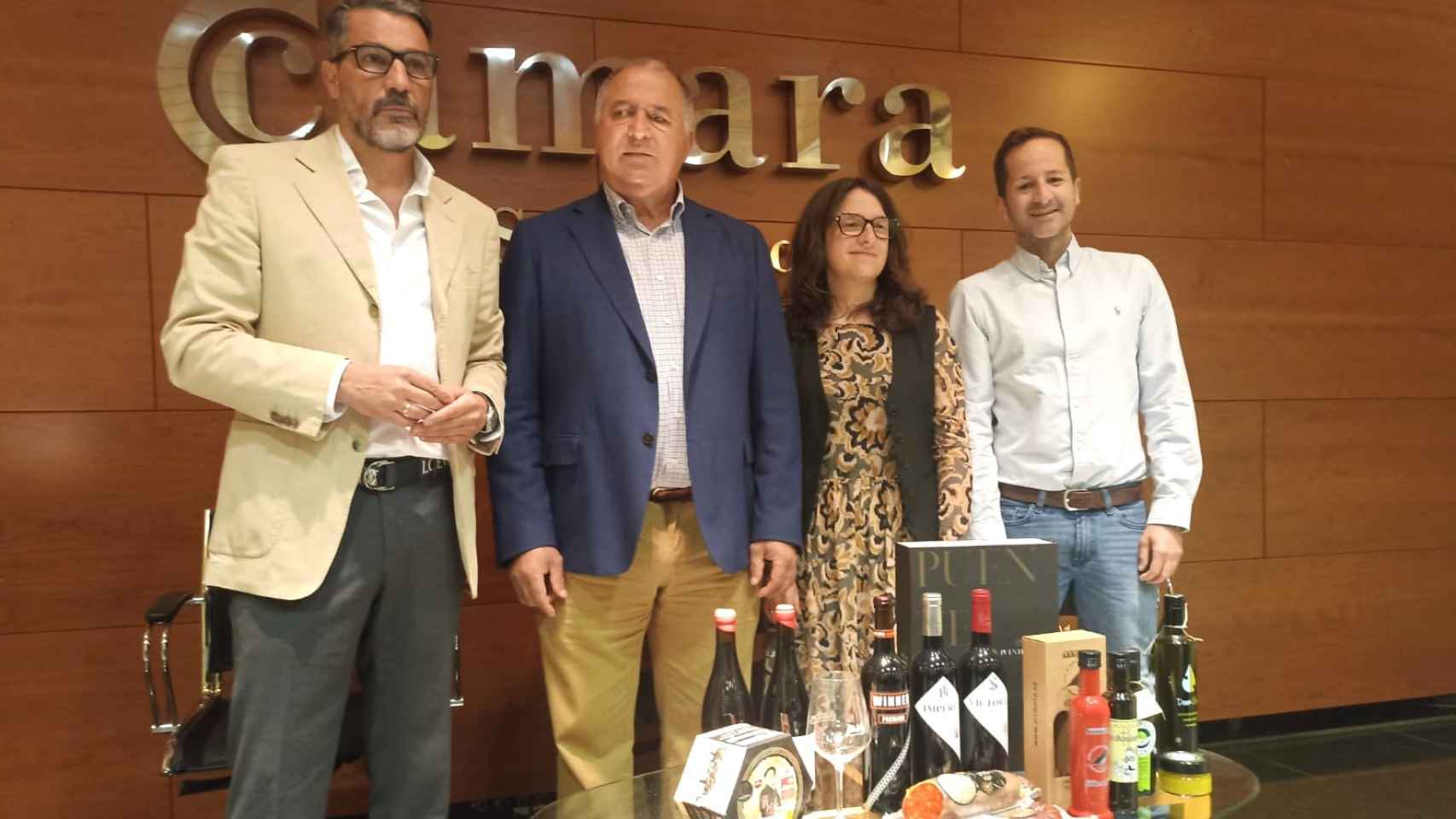 El diputado Ángel Luis Peralvo, el presidente Julián Martín, la gerente Liliana Fernández y el publicista David Monaguillo