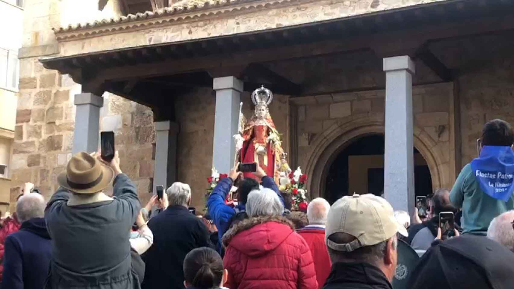 Salida de la Virgen de La Concha de San Antolín con motivo de la romería de La Hiniesta