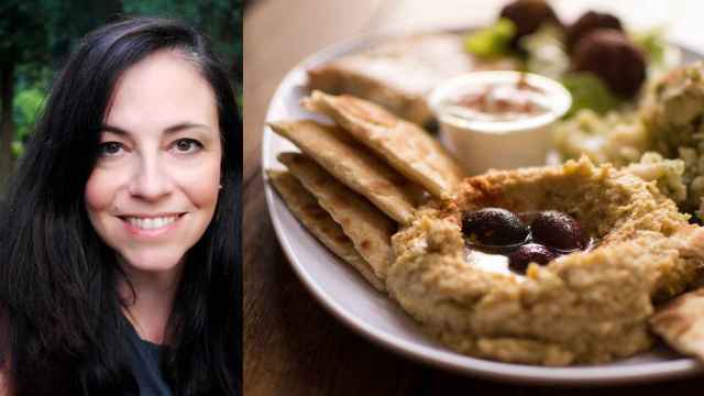 La nutricionista greco-estadounidense Elena Paravantes y el hummus, una proteína vegetal ideal para el desayuno.