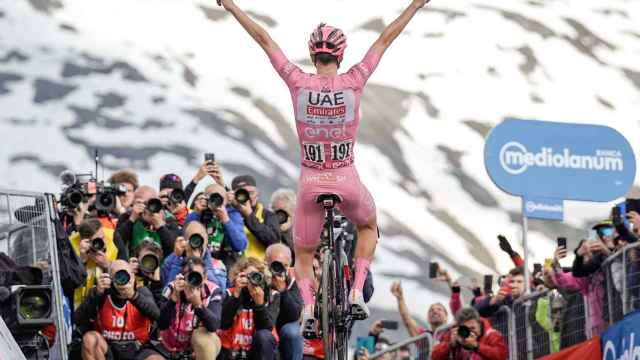 Tadej Pogacar celebra la victoria en Livigno en el Giro de Italia 2024.