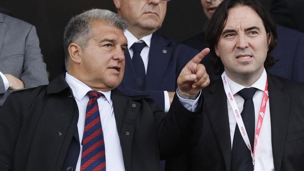 Joan Laporta, junto a Raúl Martín Presa, presidente del Rayo, en el palco de Montjuïc