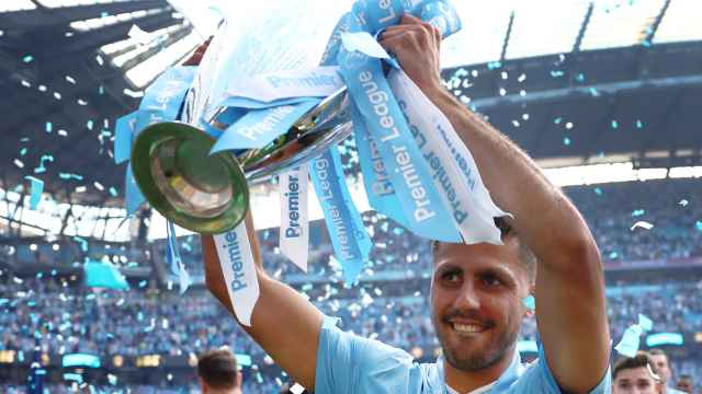 Rodri levanta el trofeo de la Premier League tras la victoria del Manchester City.