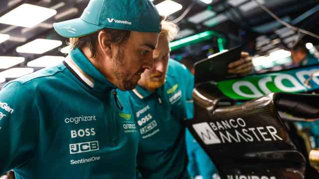 Fernando Alonso revisa junto a un mecánico algunos de los cambios en el AMR24
