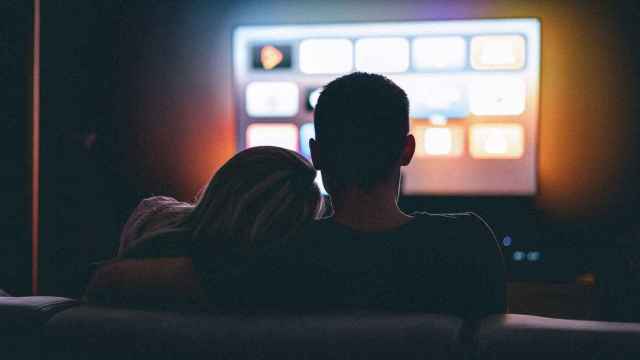 Una pareja viendo la televisión