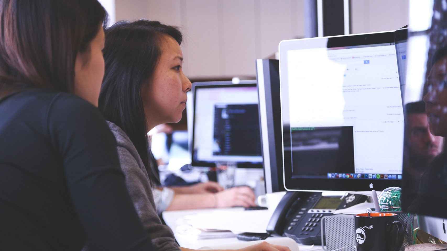 Mujeres trabajando en la pantalla de un ordenador