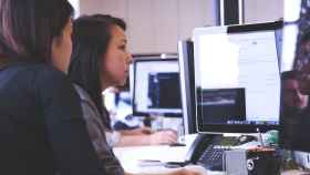 Mujeres trabajando en la pantalla de un ordenador