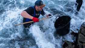 Un pescador recoge la cría del mejillón en la costa, a 1 de diciembre de 2023.