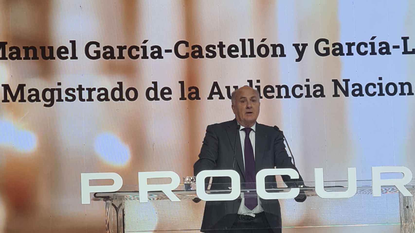 Manuel García-Castellón recibe el premio 'Balanza de Oro de la Justicia'  de los procuradores de Madrid.
