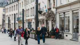 Gente paseando por la calle de Luxemburgo