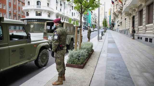 Personal del Ejército de Tierra desplegados en Madrid durante lo peor de la pandemia, en abril de 2020.