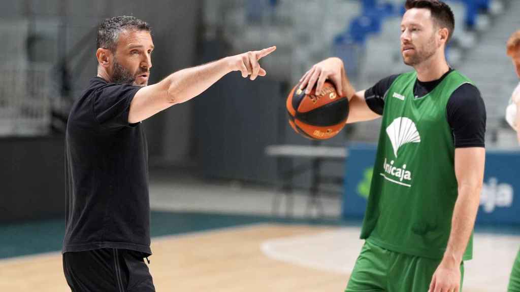 Ibon Navarro y Tyler Kalinoski durante un entrenamiento del Unicaja