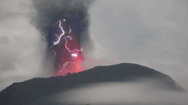 Imagen de la erupción del volcán Ibu, en la isla de  Halmahera (Indonesia).
