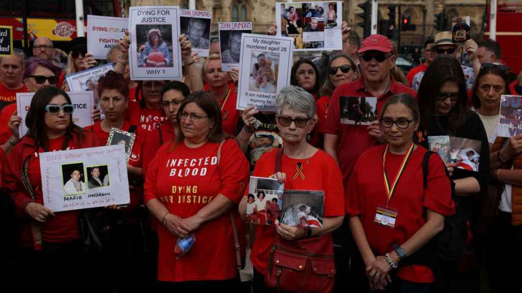 Afectados por el escándalo de sangre contaminada se reúnen en Westminster para una vigilia en memoria de aquellos que perdieron la vida.