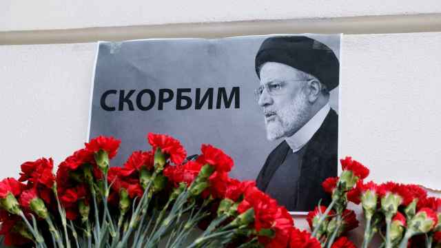 Varias personas han depositado flores ante la embajada iraní en Moscú para rendir homenaje al presidente de Irán, Ebrahim Raisi.