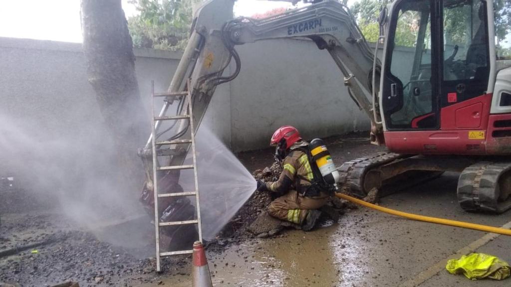 Bomberos trabajando para detener una fuga de gas