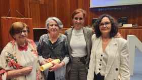 Representantes de Érguete con la ministra de Sanidad, Mónica García.