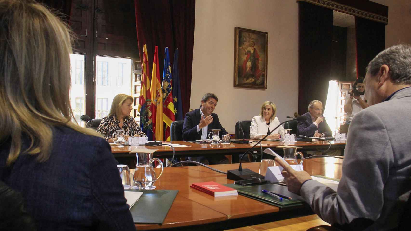 El president de la Generalitat, Carlos Mazón, preside la reunión del Pleno del Consell celebrada este lunes en Elche