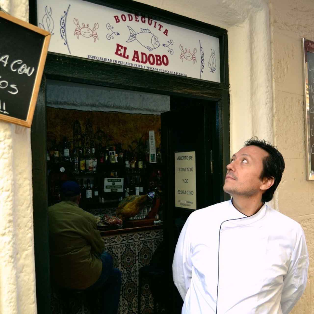 Paco Abeijón en la entrada de Bodeguita El Adobo.