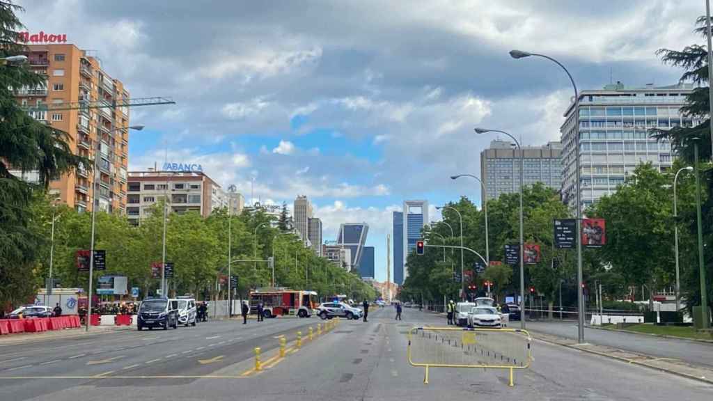 Imagen de los carriles de la Castellana plenamente cortada por la avería de gas.