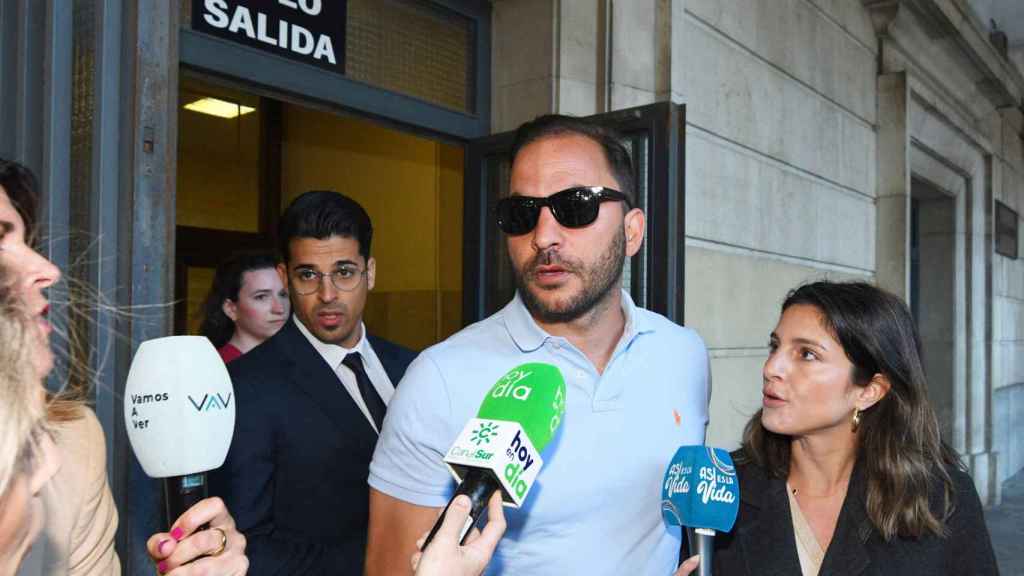 Antonio Tejado, serio, sin hablar con la prensa y parapetado en sus gafas de sol, tras firmar en los juzgados.