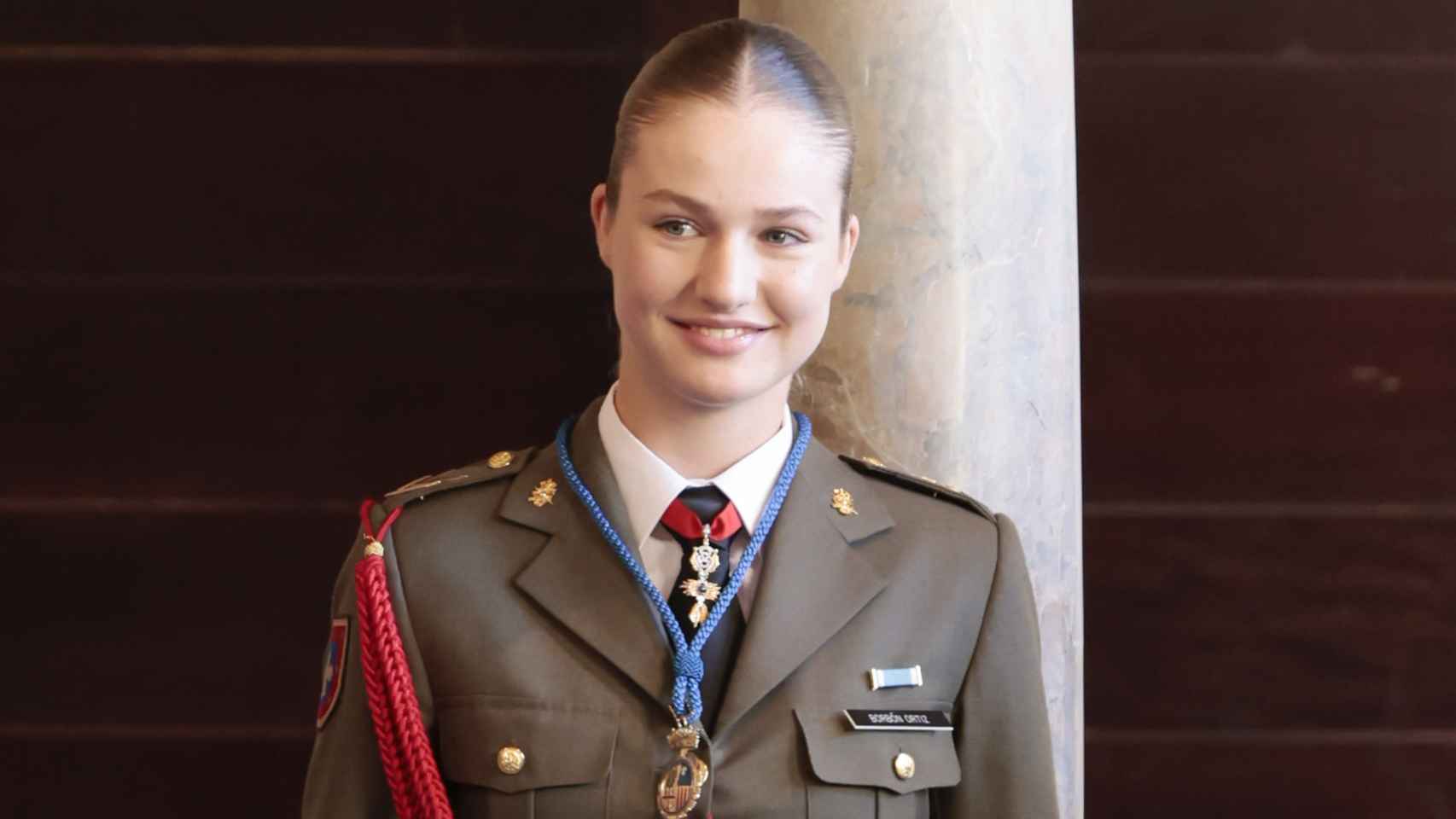 La princesa Leonor de Borbón, este martes, día 21, en Zaragoza, luciendo el uniforme de gala del Ejército de Tierra.