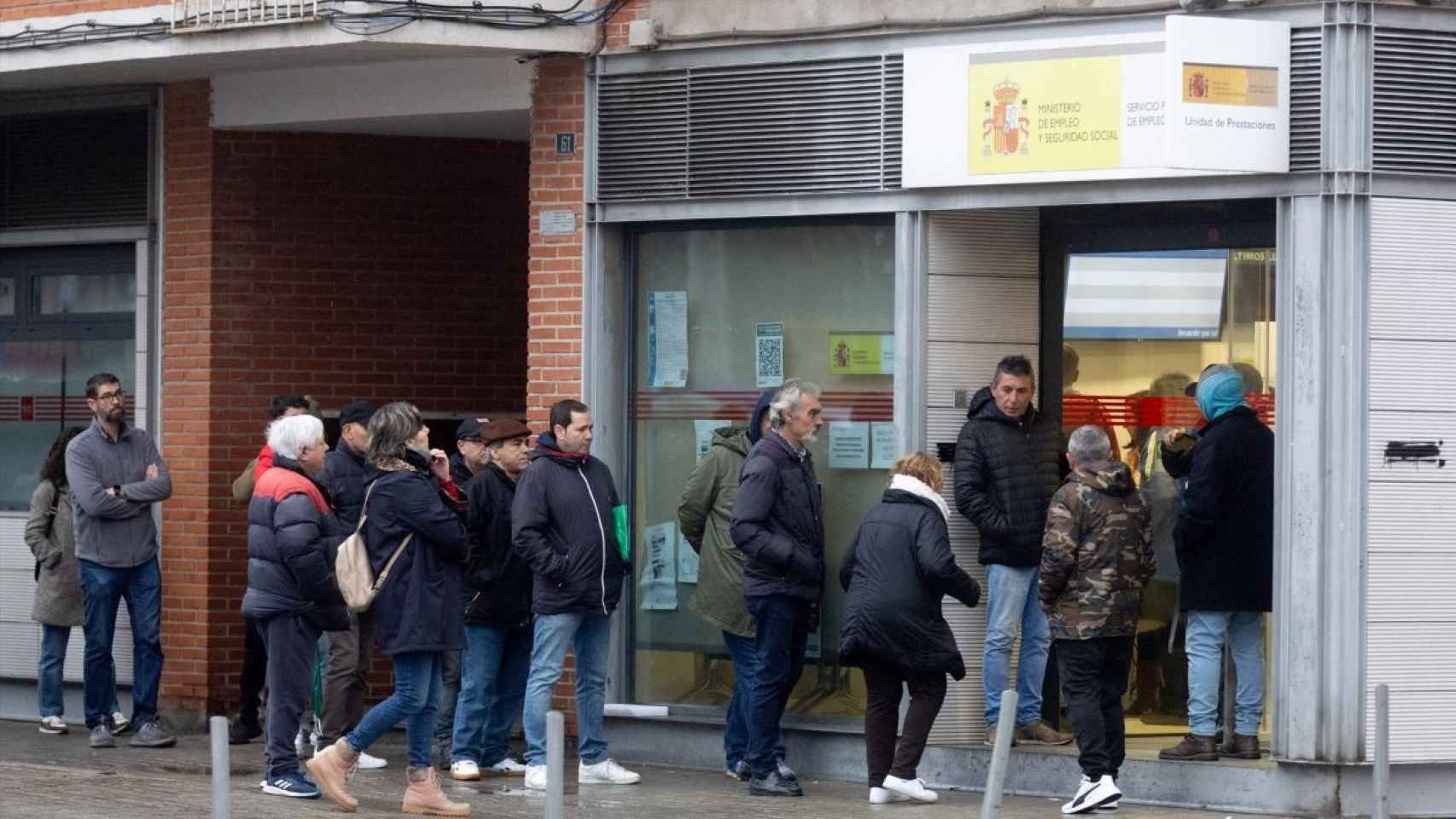 Varias personas entrando a una oficina del SEPE.