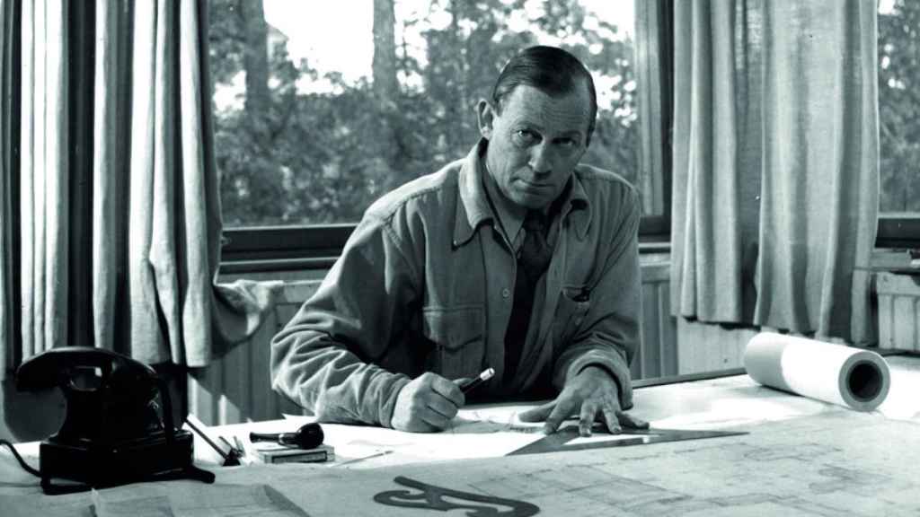 Alvar Aalto en su estudio, 1945. Foto: © Alvar Aalto Foundation.
