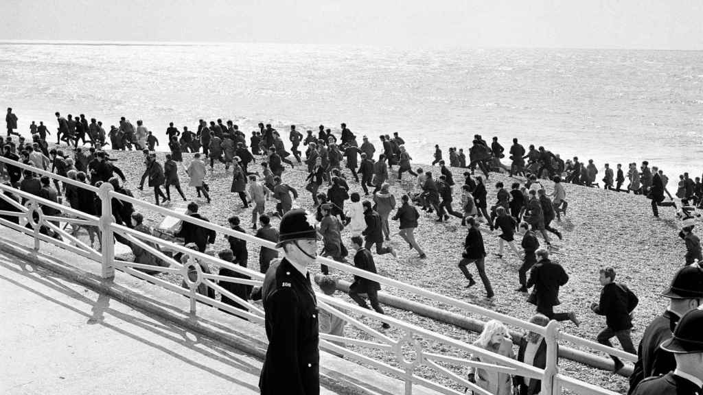 Disturbios en la playa de Brighton en 1964.