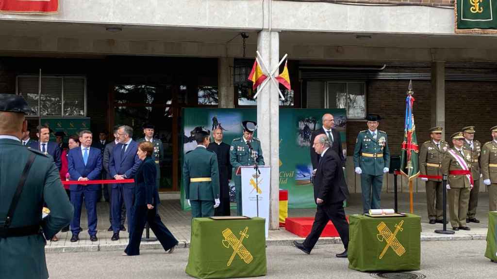 El presidente del CES, Enrique Cabero, tras entregar una de las medallas