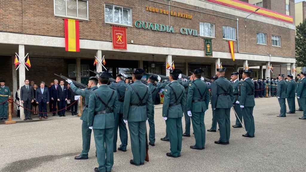 Los guardias civiles finalizando el acto con motivo del aniversario