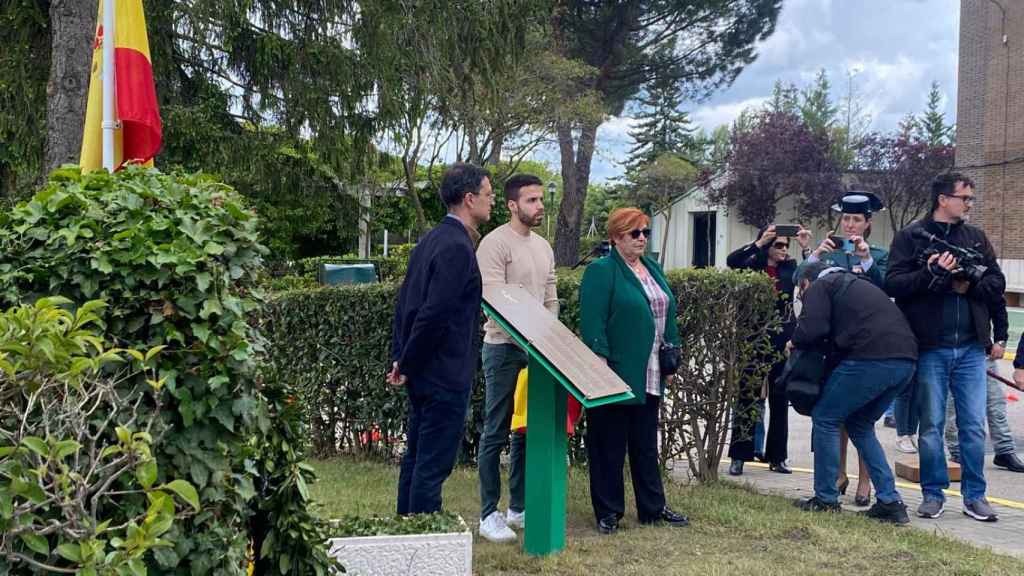 La placa en honor de los agentes fallecidos