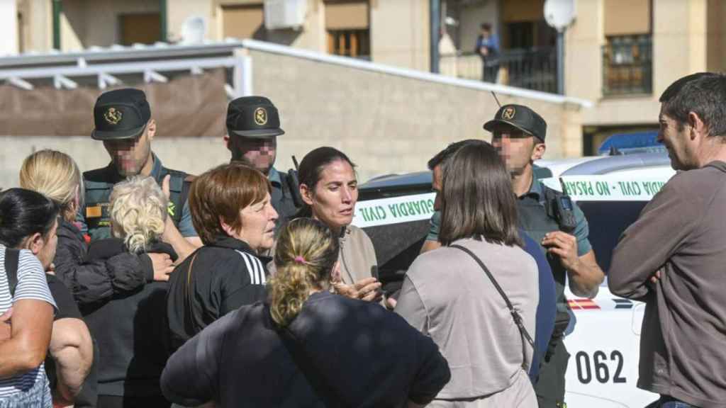 Un grupo de vecinos y agentes de la Guardia Civil en la calle Alfredo Nobel de Huétor Tájar donde se produjo el doble crimen.