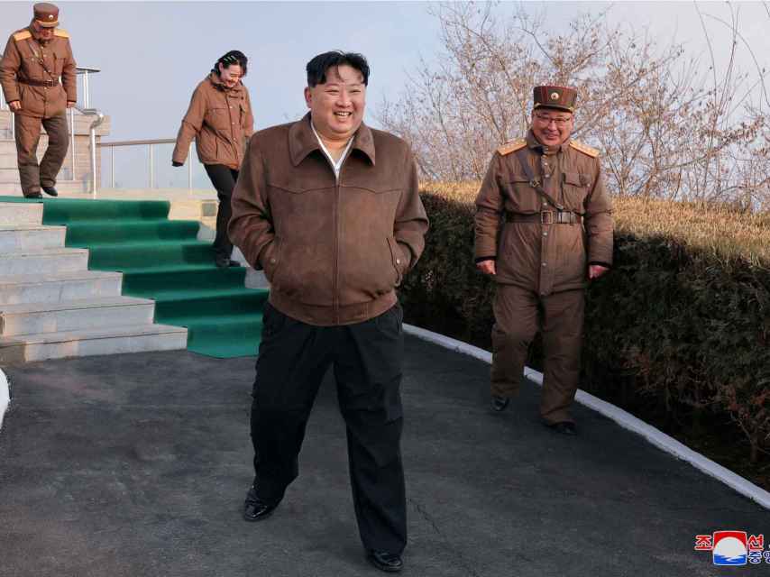 Kim Jong-un asiste a una prueba de un misil en una foto compartida por los medios estatales norcoreanos.