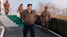 Kim Jong-un asiste a una prueba de un misil en una foto compartida por los medios estatales norcoreanos.