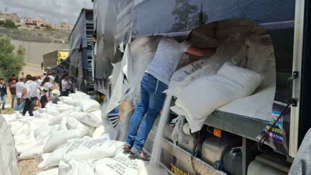 Miembros de Tsav 9 bloquean camiones de ayuda humanitaria a Gaza en el cruce de Tarkamiya, cerca de Hebrón.