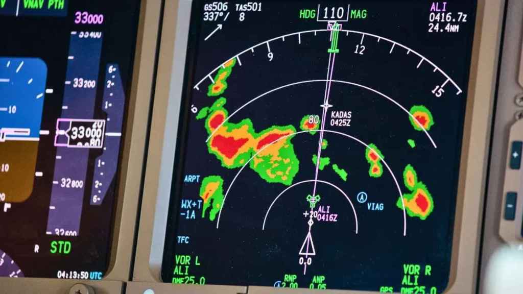 Vista de una pantalla de navegación con el radar meteorológico activado