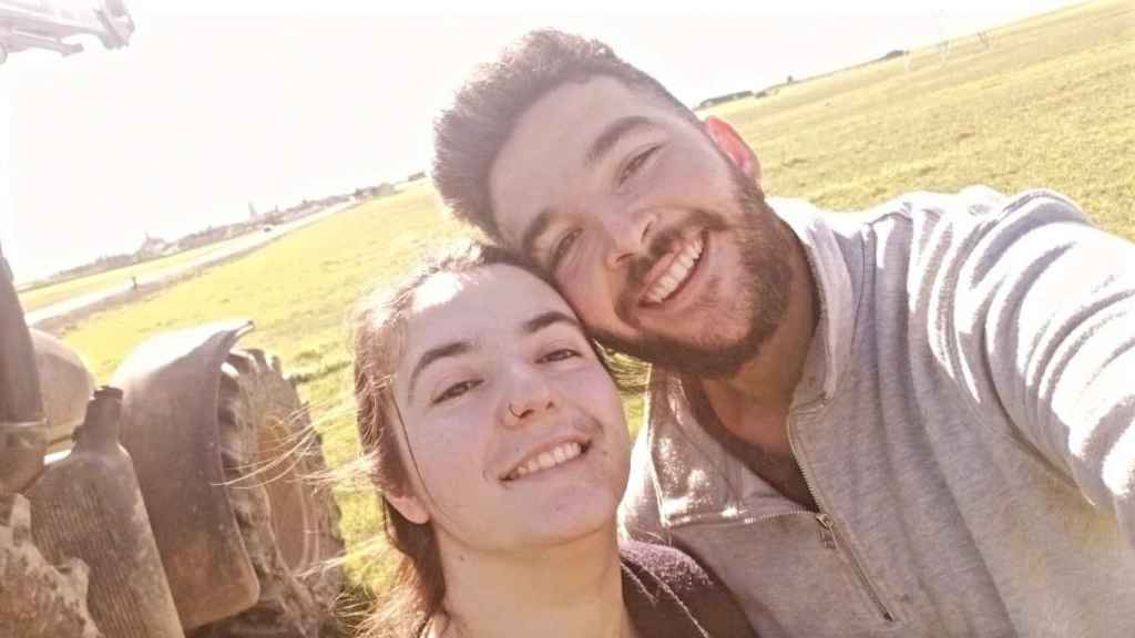 La joven pareja luce sonrisa mientras pasea por los campos de Castroverde