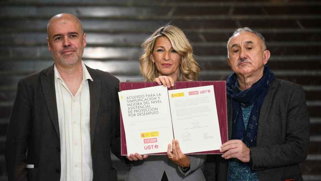 (I-D) El secretario general de CCOO, Unai Sordo; la vicepresidenta segunda y ministra de Trabajo, Yolanda Díaz, y el secretario general de UGT, Pepe Álvarez, posan durante la firma de un acuerdo de diálogo social con UGT y CCOO.