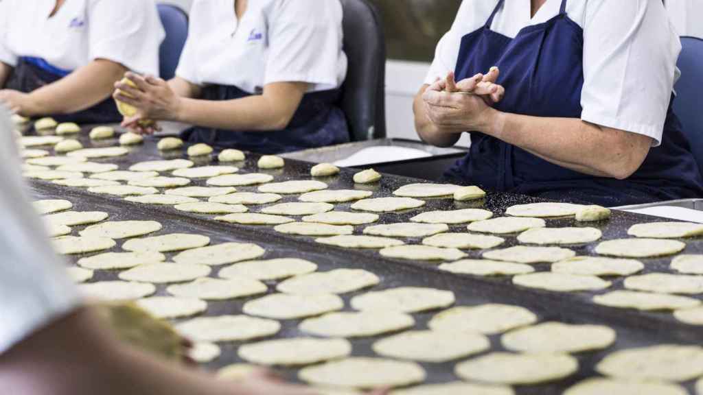 Elaboración de las tortas de Inés Rosales, que sigue siendo manual.