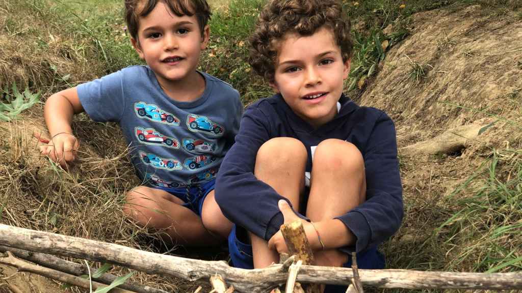 Leo tiene 8 años (derecha) y Álvaro 6 (izquierda).